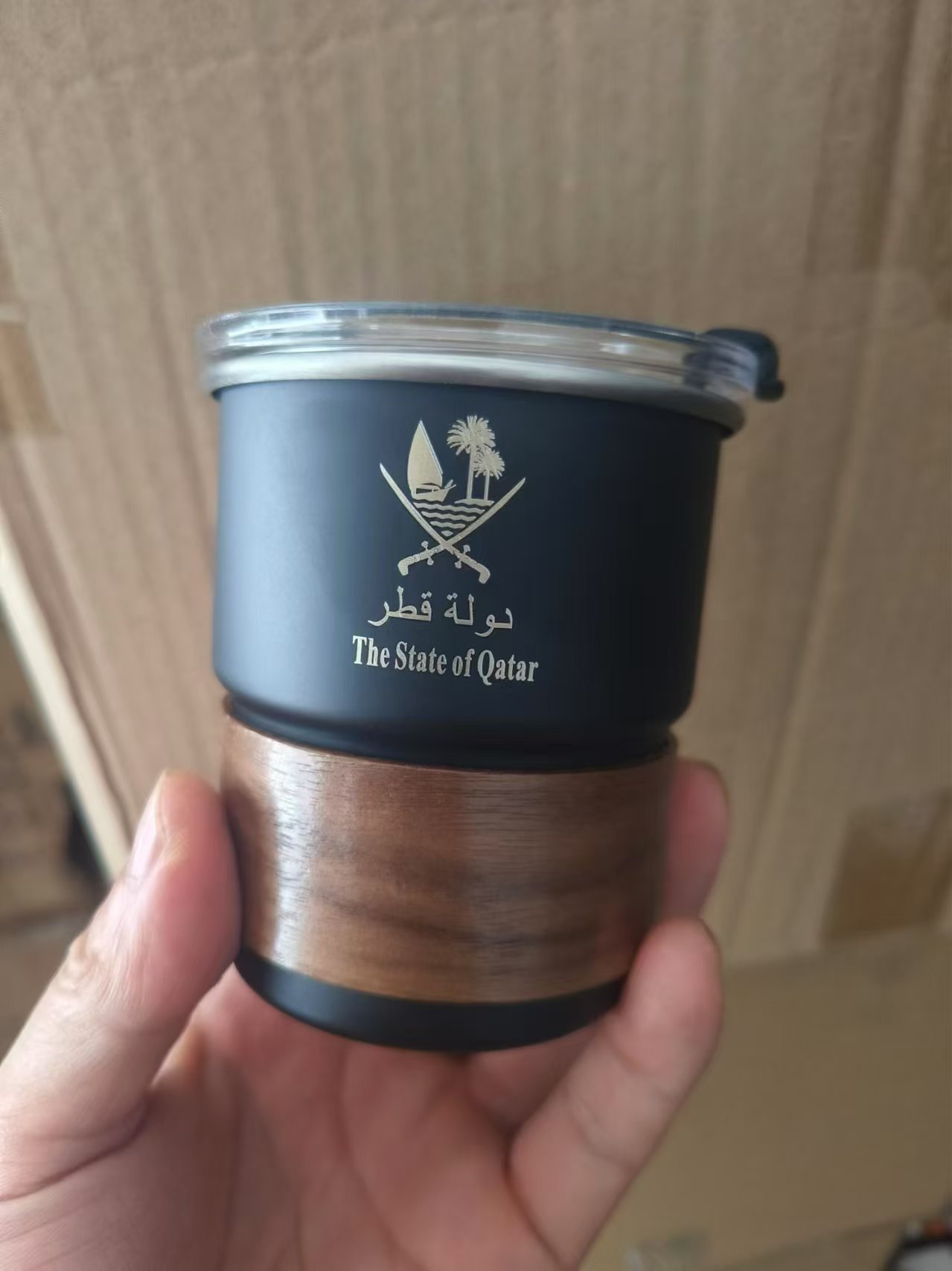 Coffee Equipment Logo - カタール州ロゴ ステンレススチールカップ ビールジョッキ 蓋付き 300ml アウトドア